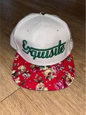 Vintage-Style "Exquisite" Floral Script Snapback Hat Crown Hat White/Red d20